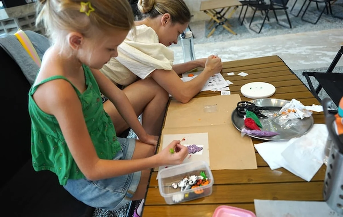 Matka i córka malują ciasteczka na Halloween