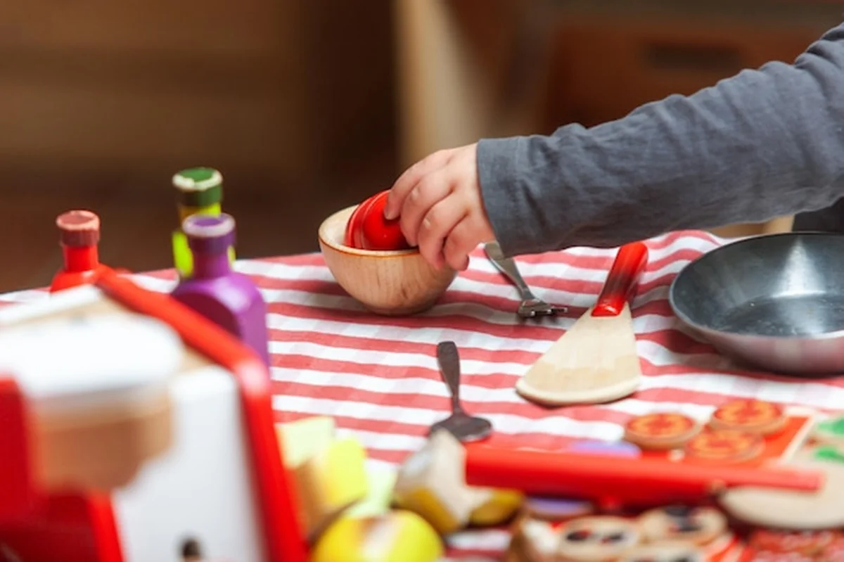 Dzieci bawiące się w gotowanie