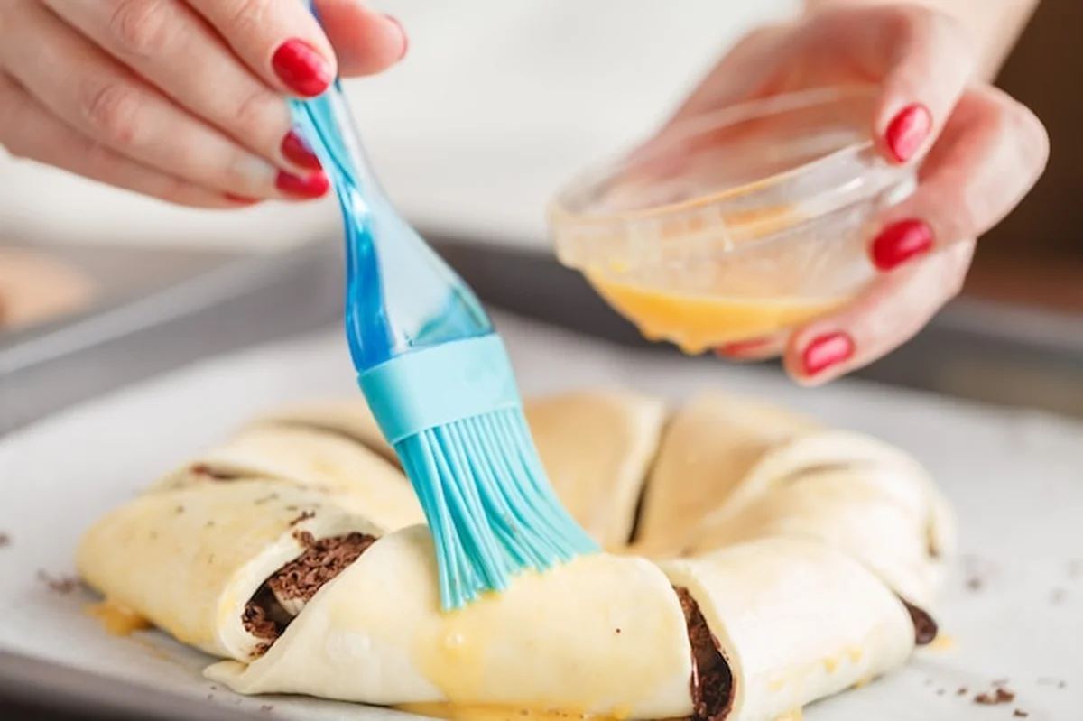 Przygotowanie różnych słodkich wypieków z czekoladą oraz tradycyjnego bożonarodzeniowego polskiego chleba