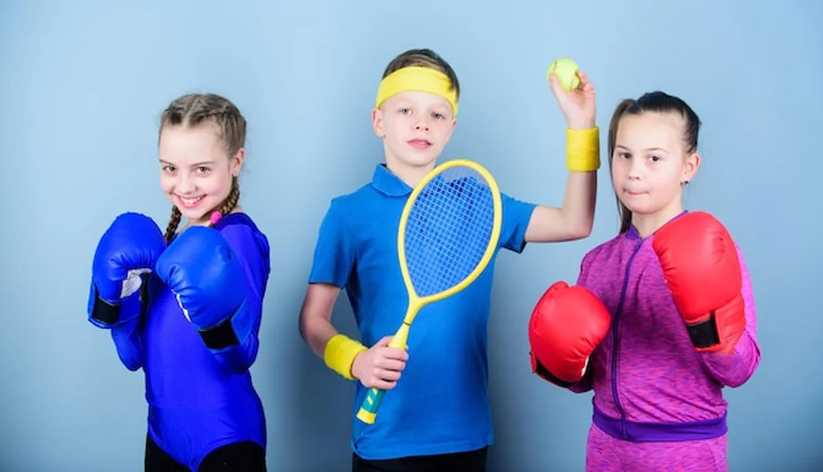 Dzieci z ADHD w sportach zespołowych z przyjaciółmi i rodzeństwem, dziewczę z bokserką i tenisistką