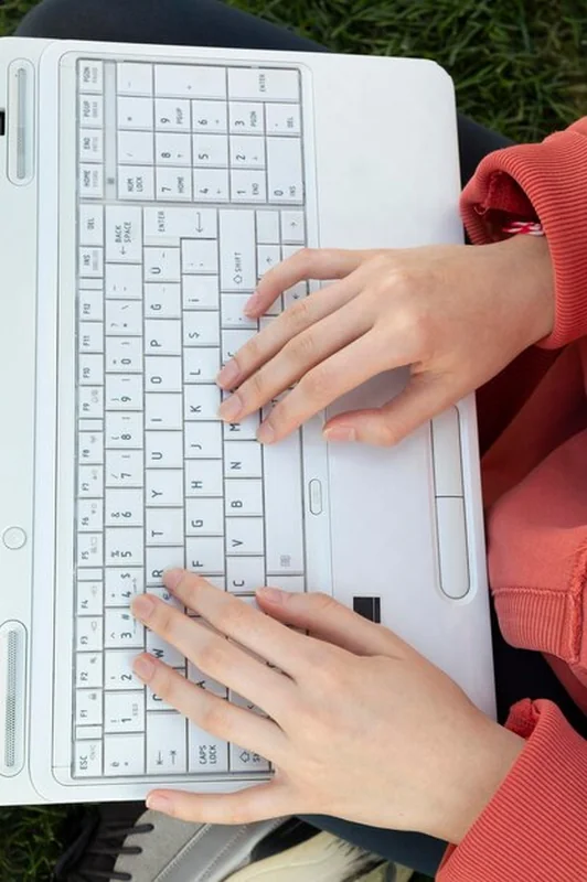 Laptop na zielonej trawie