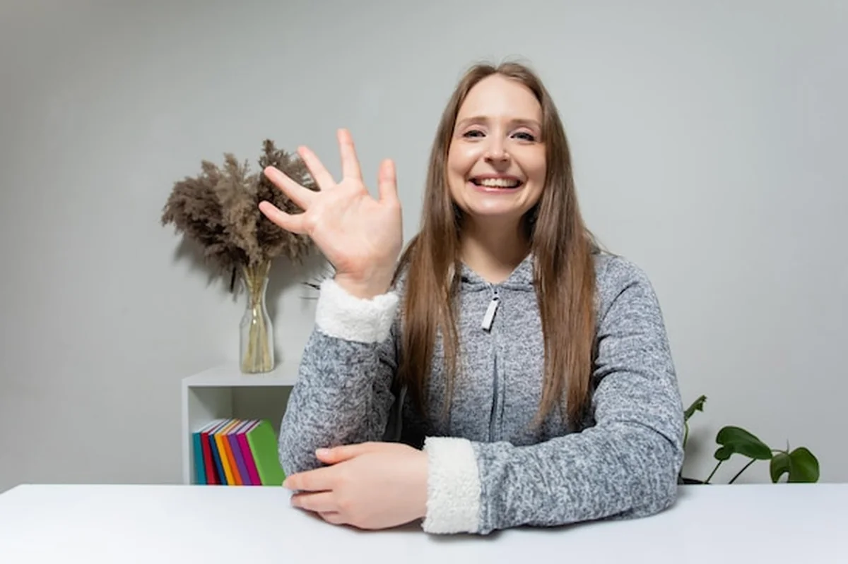 Uśmiechnięta młoda kobieta