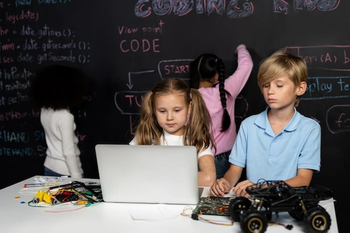 Dziewczyna w białym ubraniu programuje na laptopie