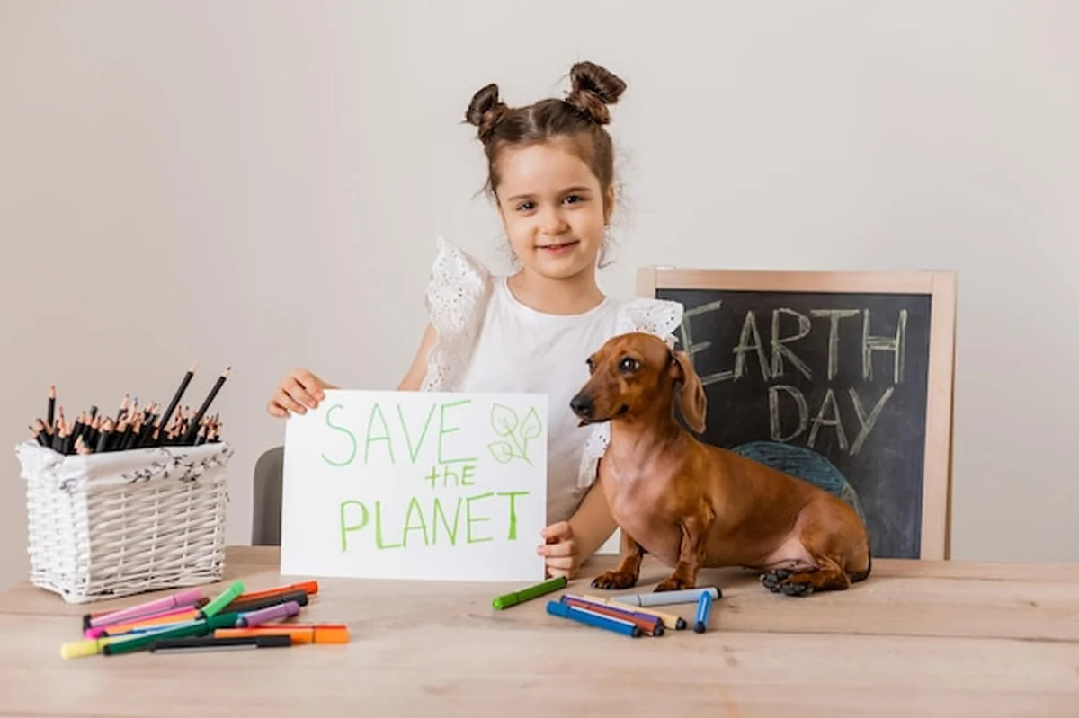 Dziewczynka rysuje znak 