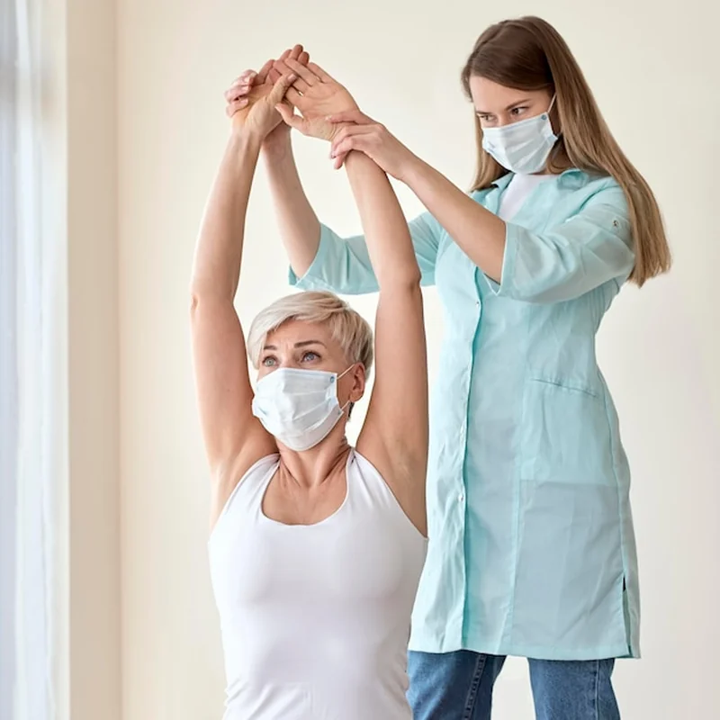 Fizjoterapeuta w trakcie terapii z pacjentką