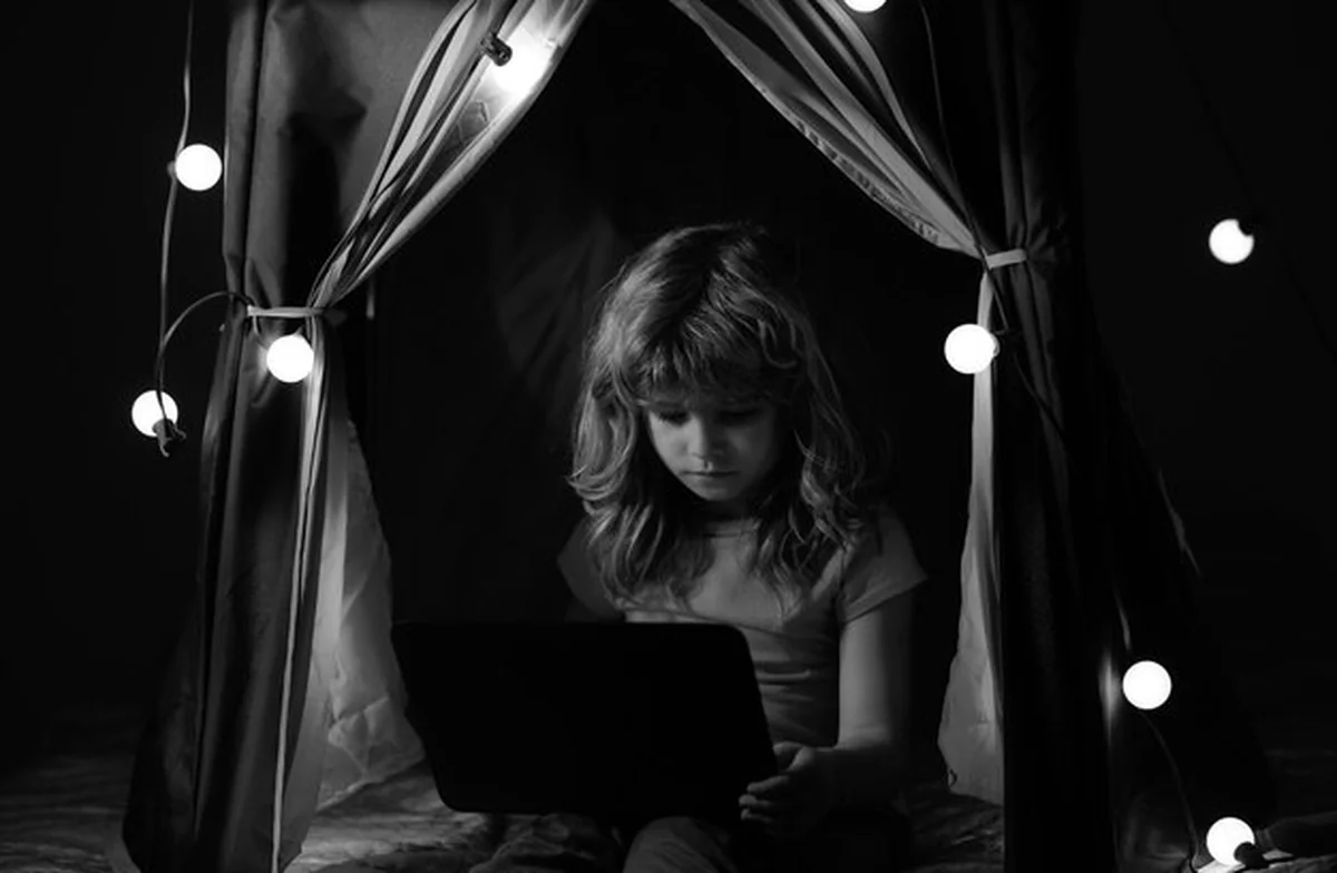 Dziecko nudzi się przy komputerze w nocy