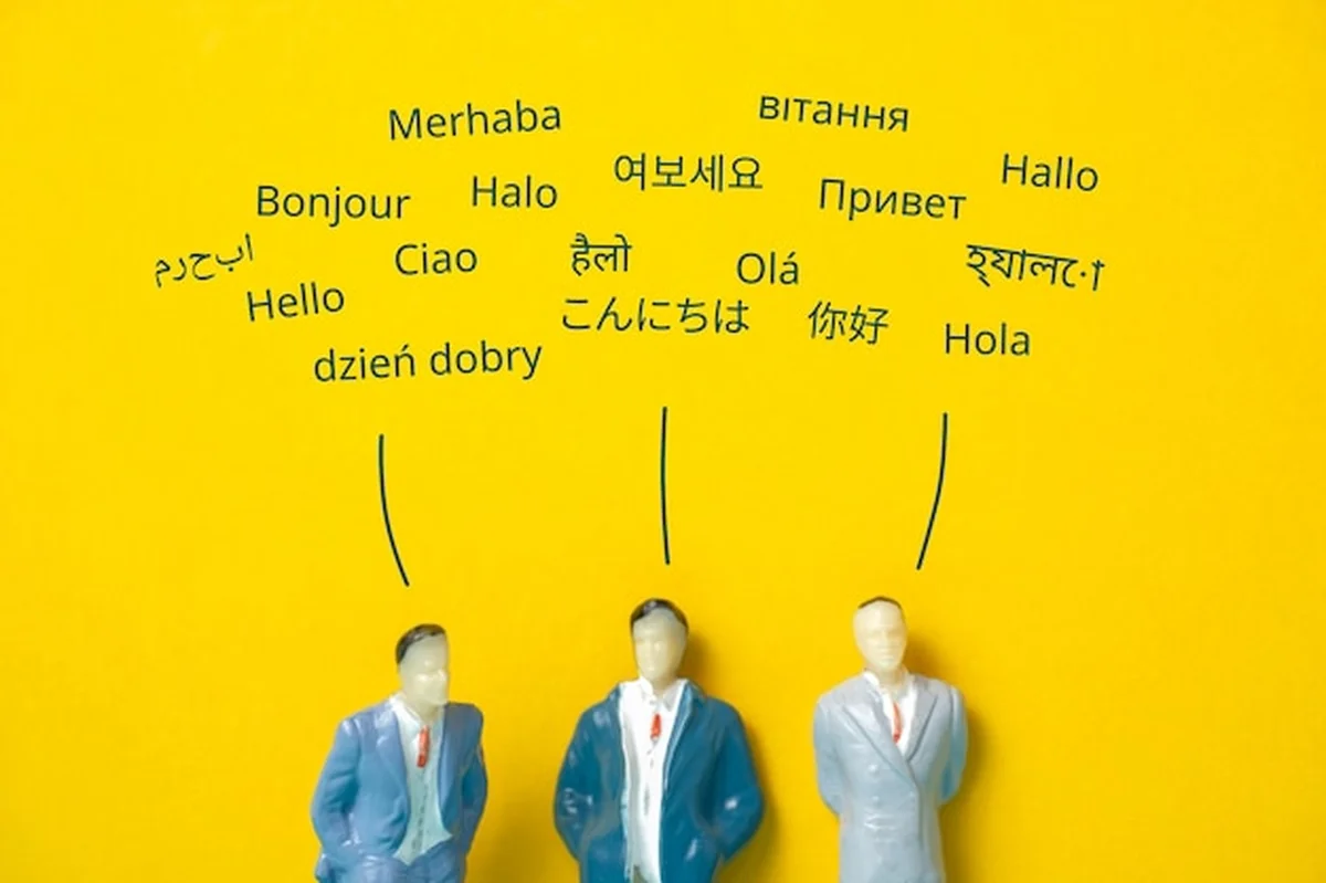 Abstrakcyjni ludzie witają się w różnych językach
