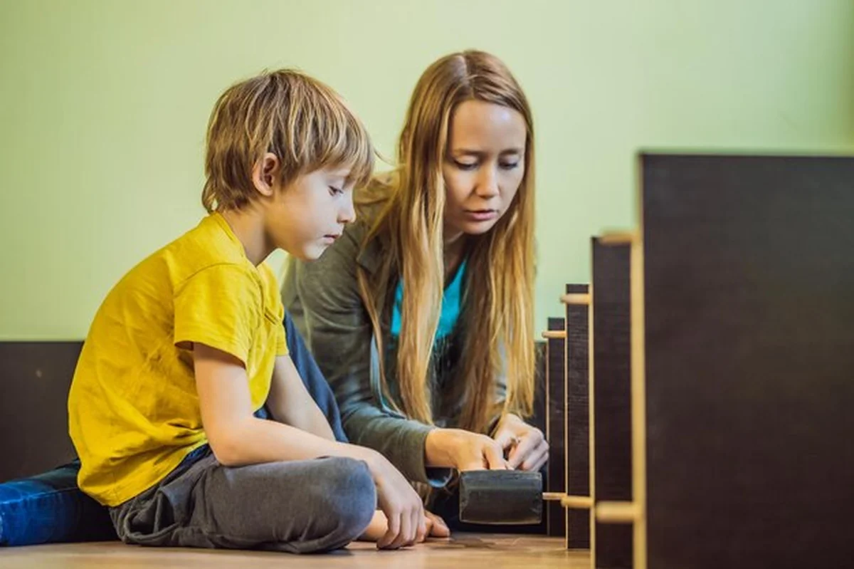 Matka i syn montują meble w domu