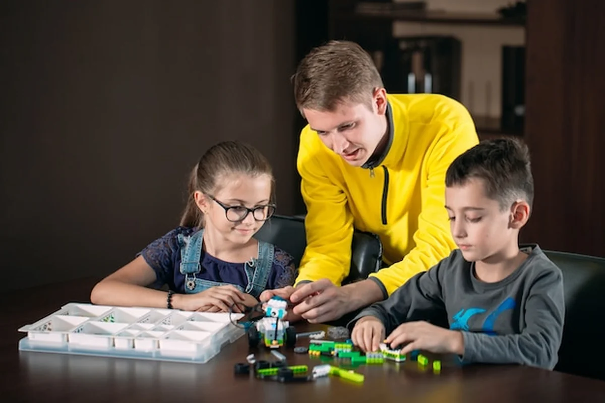 Dzieci tworzą roboty z nauczycielem