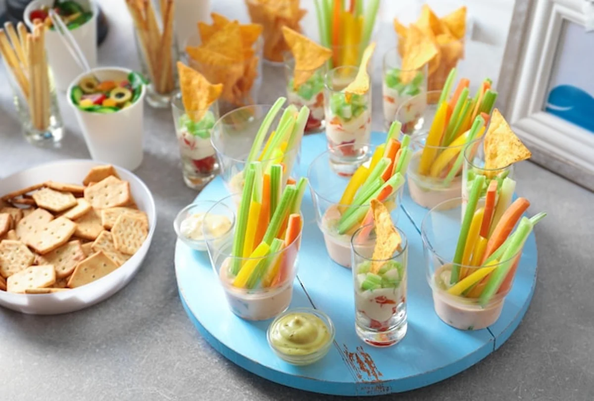 Pyszne jedzenie na stole dla dziecka