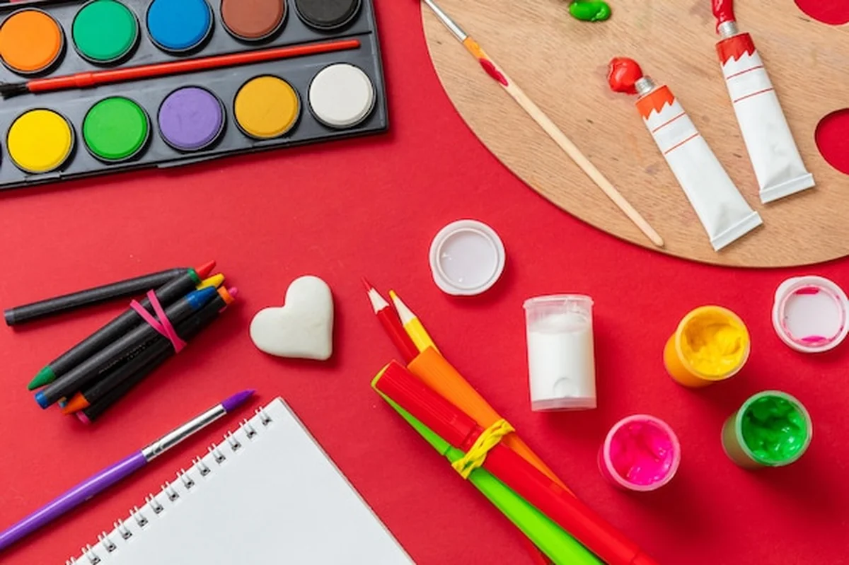 Przybory szkolne na tle koloru czerwonego