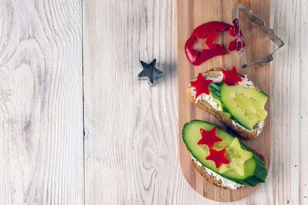 Kanapki z warzywami w formie gwiazdek i choinek