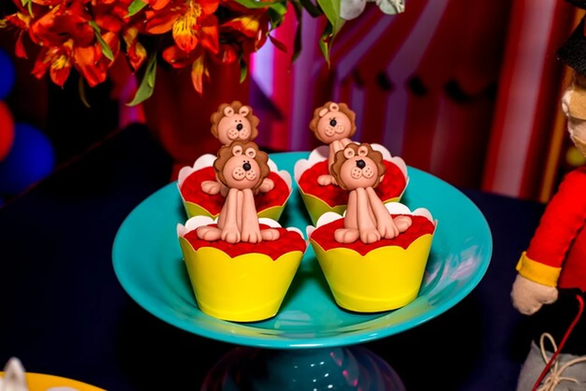 Stół ze słodyczami i babeczkami ozdobiony lukrem na przyjęciu dla dzieci