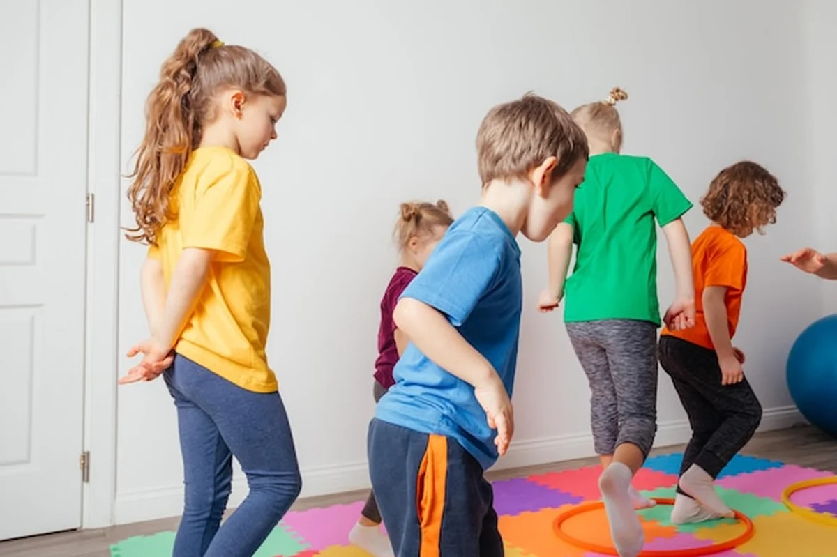 Zajęcia sportowe z hula hopami w przedszkolu