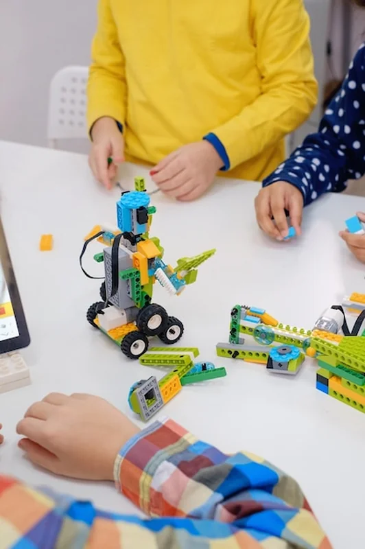 Uczniowie programują roboty LEGO w klasie