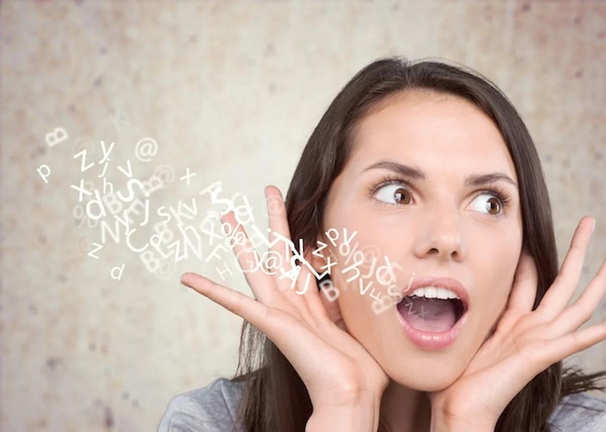 Kobieta mówiąca z literami alfabetu wychodzącymi z ust
