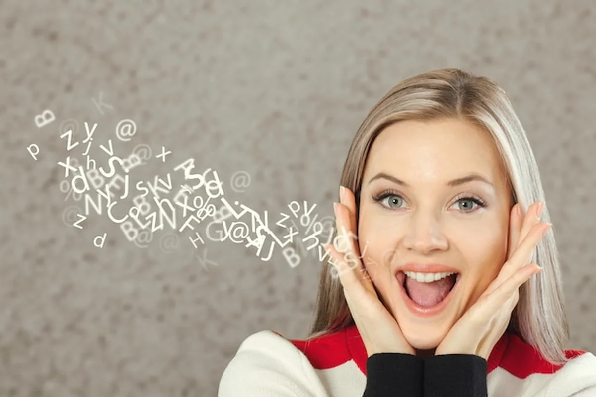 Kobieta rozmawia z literami alfabetu
