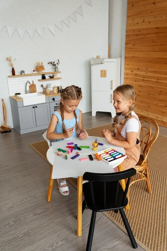 Dzieci bawiące się ciastem do zabawy