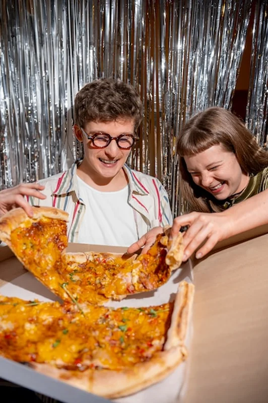 Przyjaciele na imprezie z pizzą