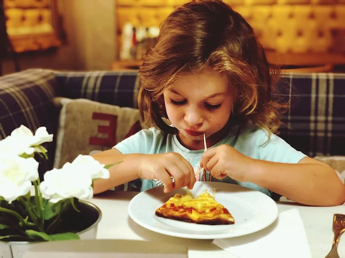 Dziewczyna jedząca jedzenie w domu