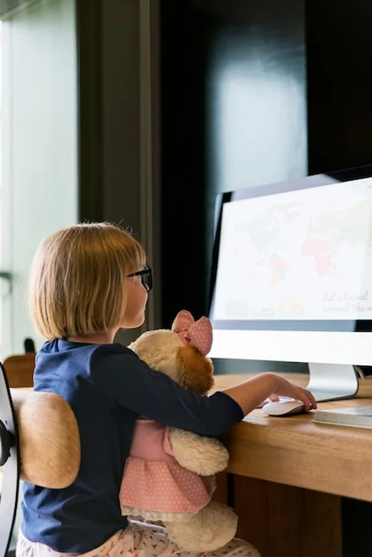 Dziewczynka korzystająca z komputera