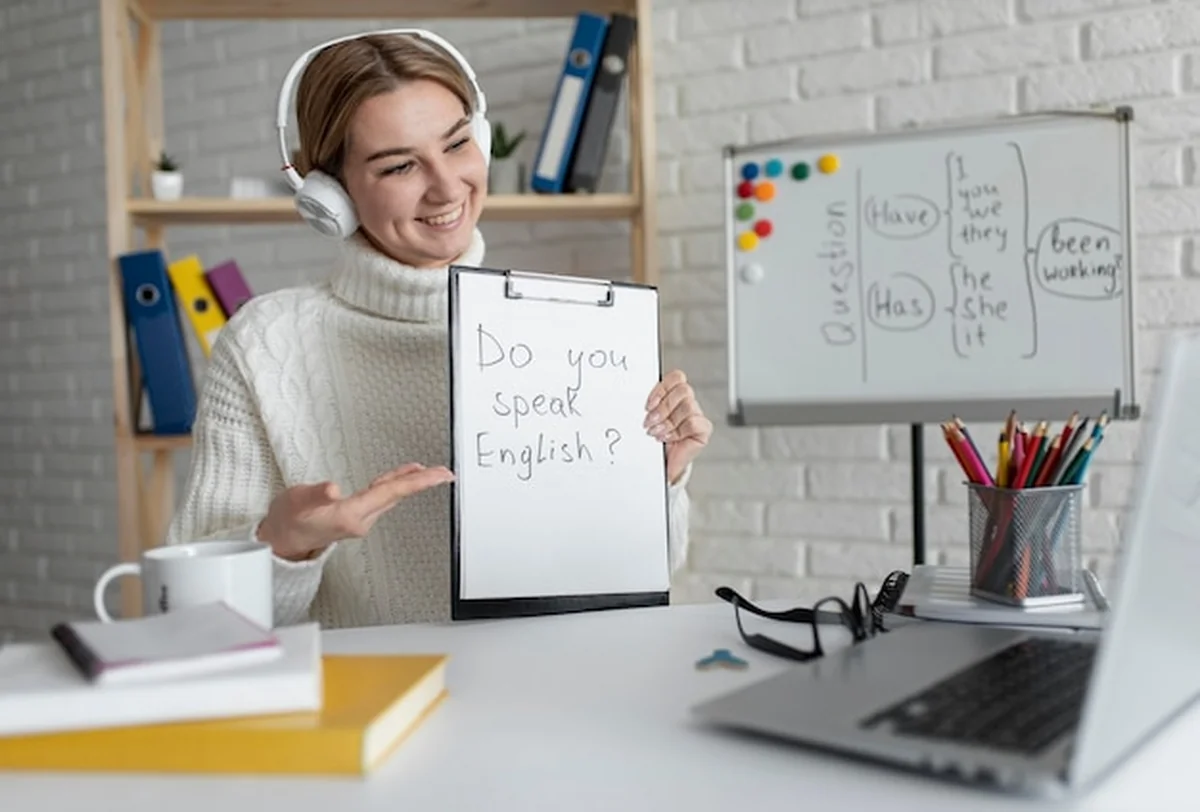 Młoda kobieta uczy dzieci lekcji angielskiego online