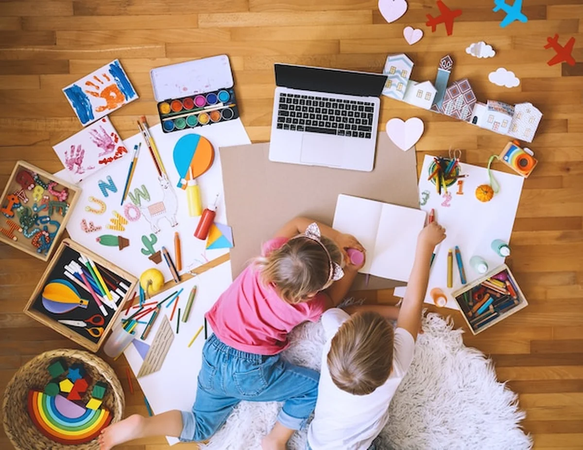 Dzieci rysują i robią rękodzieło na lekcjach sztuki online w domu
