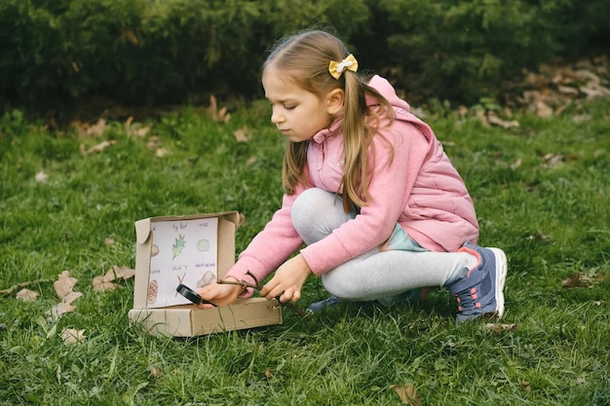 Dzieci bawiące się na świeżym powietrzu w ramach edukacyjnych zajęć terenowych