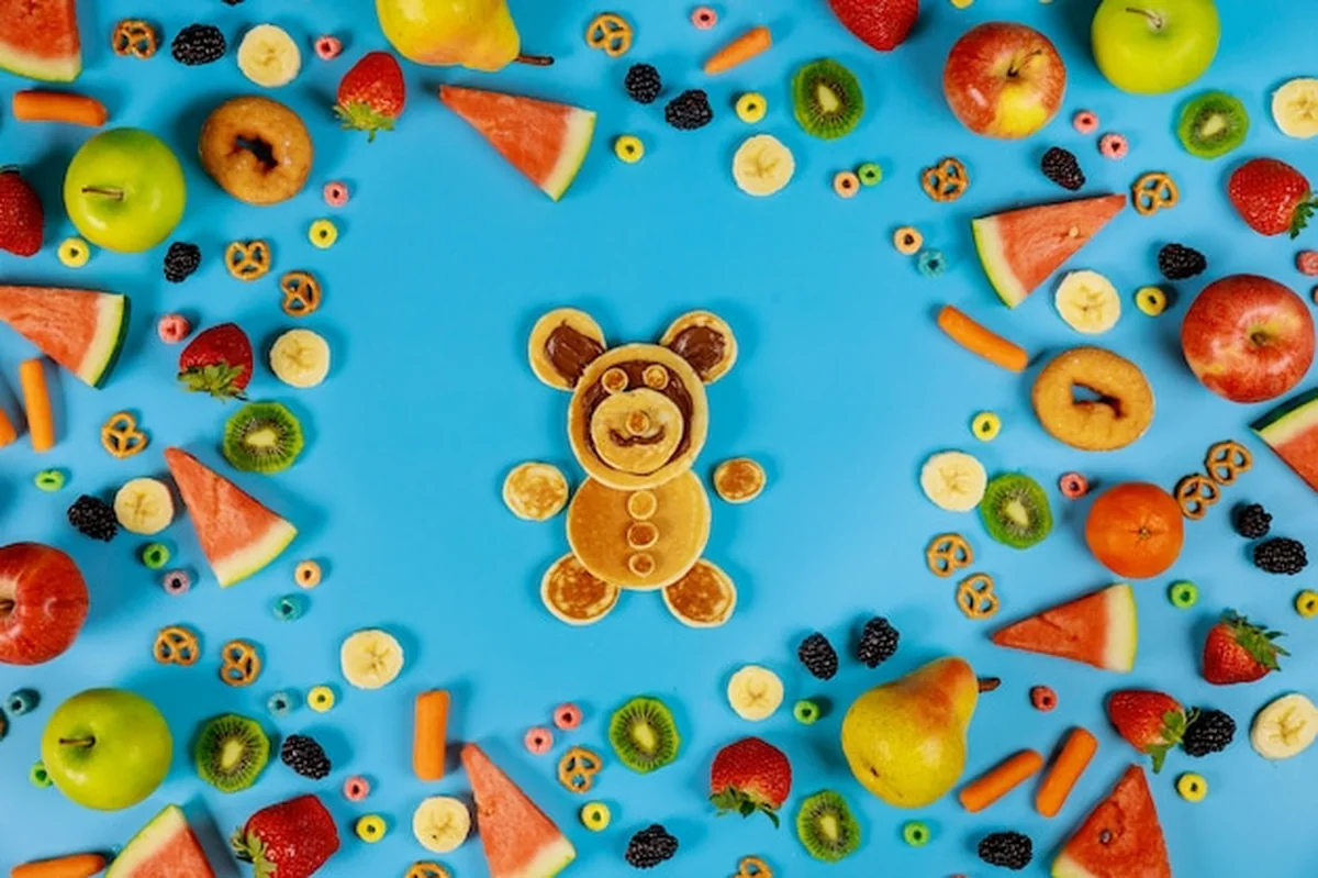 Koncepcja zdrowego jedzenia dla dzieci - owoce, warzywa i naleśniki
